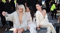 Kylie Jenner ajak dua kakaknya Kim dan Kendall untuk selfie bersama. Jamie McCarthy/Getty Images/detikFoto.