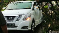 Pohon itu tumbang menimpa Hyundai H-1 bernomor polisi B 548 SBR. Mobil itu tertimpa saat sedang melintas di Jalan Tanah Baru. Istimewa/Suryadi.