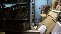 Beberapa buku sastra tampak berantakan karena tidak ada tempat untuk menaruhnya.