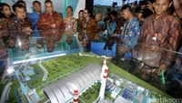 Wapres Jusuf Kalla mendapat penjelasan dari Dirut PT PLN Sofyan Basyir saat mengunjungi booth PLN dan PJB.
