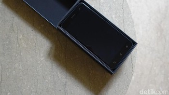 Begitu dibuka, tampaklah Zenfone 3 di dalamnya. Foto: detikINET/Fino Yurio Kristo