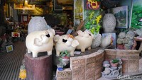 Di salah satu sisi desa, ada deretan penjual oleh-oleh seperti patung dan lukisan. Terdapat pula toko yang menjual sayuran dan buah segar (Kurnia/detikTravel)