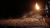Secara teori, ikan akan tertarik dengan cahaya yang terang di kegelapan, sehingga mereka akan naik ke permukaan air. Saat itulah, nelayan-nelayan ini menjulurkan jalanya untuk menangkap mereka (Tyrone Siu/Reuters)