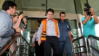 Mantan Kepala Badan Pengembangan dan Pemberdayaan Sumber Daya Manusia Kementerian Kesehatan Bambang Giatno Raharjo keluar gedung KPK.