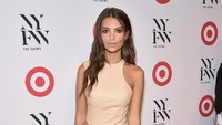 Dibalut dress mini berwarna krem, Emily Ratajkowski pamer lekuk tubuh. Neilson Bernard/Getty Images/detikFoto.