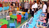 Eko Putro Sandjojo mengunjungi rumah pintar. Ist/Kemendes.