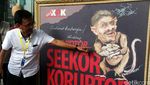 Aktivis Serahkan Lukisan Koruptor ke KPK