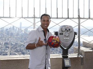 Ronaldinho Isyaratkan Pensiun Tahun Depan