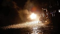 Pemerintah Taiwan pun berinisiatif memberikan subsidi bagi nelayan-nelayan di Taiwan yang masih menggunakan cara melaut tradisional seperti ini. Festival Jinshan Sulphuric Fire Fishing pun digelar setiap tahunnya agar kegiatan melaut ini tetap populer (Tyrone Siu/Reuters)