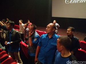 Ahok Ajak Pasukan Biru Nobar Warkop DKI di Bioskop karena Sudah Kerja Keras