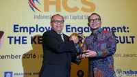 Menteri Ketenagakerjaan Hanif Dhakiri menyerahkan penghargaan Best of Ceo Commitment on Human Capital Development kepada Direktur Utama BPJS Ketenagakerjaan Agus Susanto.