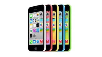 iPhone 5C dirilis bersamaan dengan iPhone 5S pada 20 September 2013. Mengusung desain plastik warna-warni, ponsel ini dibanderol lebih terjangkau. Foto: Apple