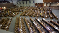 Sidang dihadiri 305 anggota DPR.