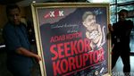 Aktivis Serahkan Lukisan Koruptor ke KPK