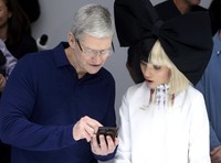 REFILE - CORRECTING ID TO MADDIE ZIEGLER Apple Inc. CEO Tim Cook shows dancer Maddie Ziegler an iPhone 7 during an Apple media event in San Francisco, California, U.S. September 7, 2016.  REUTERS/Beck Diefenbach