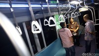 Saat memasuki bagian dalam metro kapsul ini, kursi cukup lenggang. Dengan kursi warna biru muda dengan ukuran dan bentuk yang hampir sama dengan kursi di KRL, lengkap dengan pegangan tangan untuk penumpang berdiri.