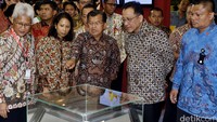 Jusuf Kalla dan Rini Soemarno mengunjungi beberapa booth pameran.