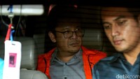 Mantan Kepala Badan Pengembangan dan Pemberdayaan Sumber Daya Manusia Kementerian Kesehatan Bambang Giatno Raharjo memasuki mobil tahanan KPK.