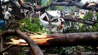 Bagian belakang mobil ringsek berat. Belum ada informasi soal ada tidaknya korban. Istimewa/Suryadi.