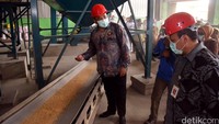 Eko Putro Sandjojo mengunjungi pabrik penggilingan beras yang sudah menggunakan mesin modern. Ist/Kemendes.