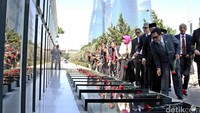 Para delegasi MPR meletakkan bunga mawar merah di atas pusara malam pahlawan nasional Azerbaijan.