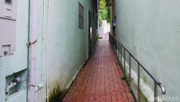 Di sebelah kapel terdapat gang sempit. Kalau berjalan lewat gang tersebut bisa tembus ke area pemukiman penduduk (Kurnia/detikTravel)