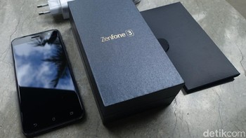 Kelengkapannya standar, ada pengisi daya USB Type C, buku panduan dan garansi, serta Zenfone 3. Namun tidak disertakan earphone. Foto: detikINET/Fino Yurio Kristo