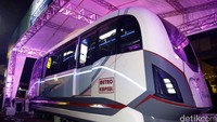 Kendaraan mirip minibus dengan 8 roda terparkir di halaman Jakarta Convention Center (JCC) di Senayan, Jakarta, Kamis (8/9/2016).