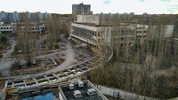 Tapi tetap saja, banyak yang menganggap kunjungan ke Zona Eksklusi Chernobyl dan Kota Pripyat cukup berbahaya. Besar kemungkinan traveler terpapar radiasi jika tidak mematuhi aturan-aturan yang berlaku selama tur berlangsung. Tur ini pun mengundang kontroversi banyak pihak. Istimewa/dok.Thinkstock  