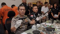 Kabid Humas Polda Metro Jaya Kombes Awi Setiyono memberikan keterangan terkait kasus perampokan kepada wartawan di Mapolda Metro Jaya, Jakarta, Kamis (8/9/2016).