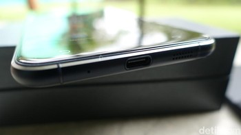 Tampak bagian bawah di mana ada port USB Type C. Foto: detikINET/Fino Yurio Kristo
