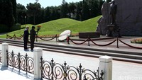Oesman Sapta Odang meletakkan bunga mawar merah di malam pahlawan nasional Azerbaijan Heydar Aliyev.