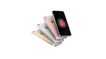 iPhone SE dirilis 31 Maret 2016. Masih tingginya peminat iPhone berukuran 4 inch membuat Apple membesut iPhone yang memiliki desain seperti iPhone 5S dengan jeroan iPhone 6S. Foto: Apple