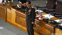 Budi Gunawan memberikan hormat usai paripurna.