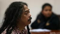 Saut Situmorang divonis hukuman percobaan lima bulan penjara.