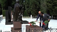 Wakil Ketua MPR Oesman Sapta Odang meletakkan bunga mawar merah di atas pusara malam pahlawan nasional Azerbaijan.