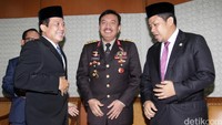 Rapat paripurna dipimpin oleh Wakil Ketua DPR Taufik Kurniawan yang didampingi Fahri Hamzah.