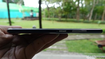 Zenfone 3 ini cukup tipis. Jeroannya dibekali Snapdragon 625. Adapun baterainya 2.600 mAh. Foto: detikINET/Fino Yurio Kristo