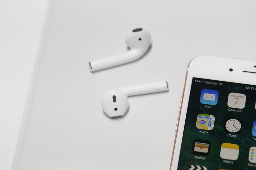 CEO Apple Jawab Tudingan AirPods IPhone 7 Gampang Hilang