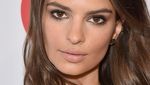 Wow, Emily Ratajkowski Pamer Lekuk Tubuh
