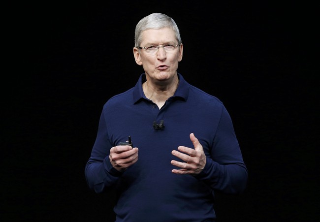 Saya suka mengingatkan diri dari mana saya berasal, dan menempatkan diri di tengah lingkungan yang sederhana. Itu memudahkan saya untuk menjalaninya, kata Tim Cook seperti dikutip harian South China Morning Post (SCMP) pada 2019. Pria yang melela sebagai gay pada 2014 lalu kemudian menambahkan, Bukan uang yang memotivasi saya. (Foto: Reuters/Beck Diefenbach)