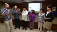 (Ki-ka) Wakil Kepala Sekolah Jakarta Intercultural School (JIS) Nicholas Kent, koordinator ISP Greg Zolkowski, Kepala Bidang SDN Dinas Pendidikan Jakarta Posma Marbun, Kepala Bidang Sekolah Dasar/Pendidikan Luar Biasa Disdik Jakarta Kanti Herawati, Ketua Yayasan Emmanuel Esther Witjaksana, dan Direktur Keuangan dan Operasi Sinta Sirait berbincang bersama.
