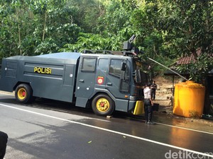 Sumur Warga Lombok Barat Asin, Polisi Kerahkan Water Cannon Suplai Air Bersih