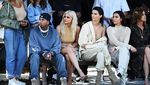 Klan Kardashian Eksis di Fashion Show