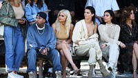 Di front row, Kylie terlihat mengajak kekasihnya Tyga. Jamie McCarthy/Getty Images/detikFoto.