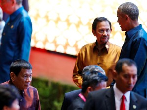 Usai Komentar Anak Pelacur, Duterte-Obama Berjabat Tangan dan Mengobrol