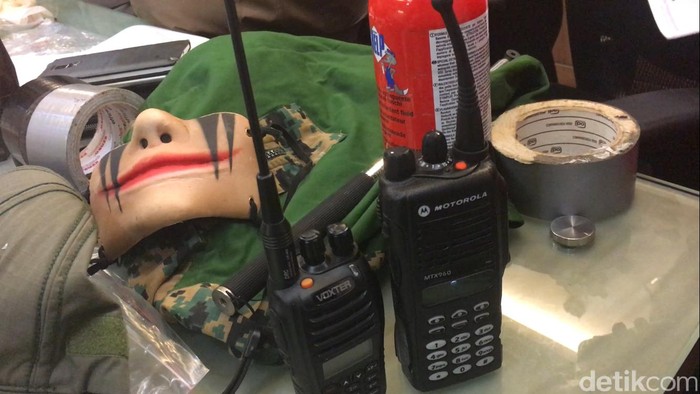 Dari Topeng Hingga HT, Ini Barang Bukti Perampokan AJS di Pondok Indah