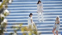 Kendall, Kim, dan Kylie turut mendukung Kanye West di acara Kanye West Yeezy Season 4 di New York, Amerika Serikat. Bryan Bedder/Getty Images/detikFoto.