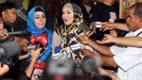 Pemain sinetron Pernikahan Dini itu mengaku tidak tahu soal asal usul senjata api itu dari mana. Ia juga tidak tahu keperluan senjata api Aa Gatot itu untuk apa.