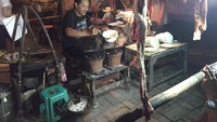 Warung Pak Jono berlokasi di Pasar Jejeran, Wonokromo. Meski baru buka setelah maghrib, warung ini kerap dipadati pembeli.
